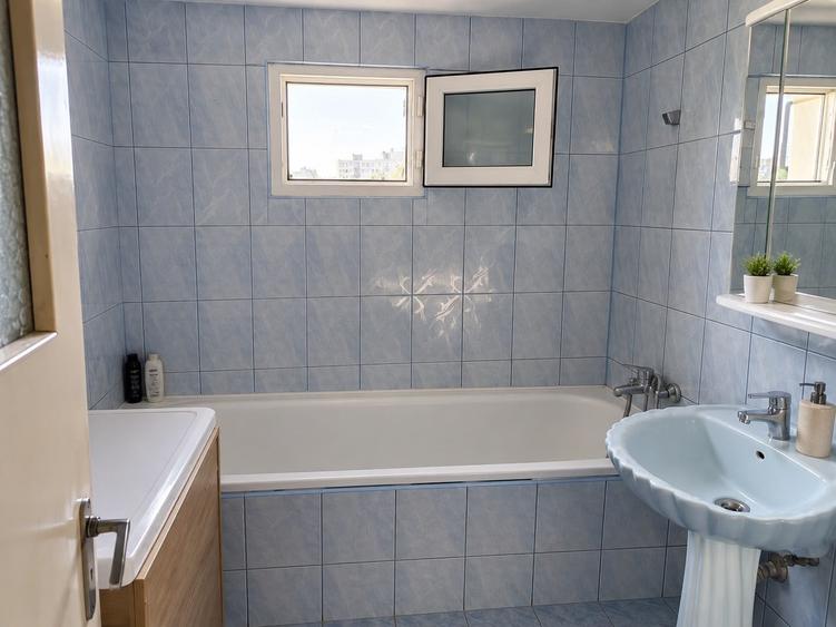 Apartament cu 4 camere decomandat în Crângași