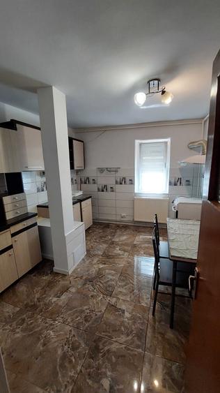 Apartament cu 3 camere decomandat în Micro 5