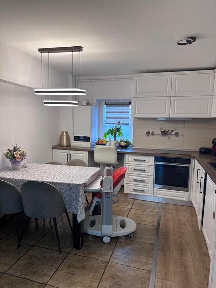 Apartament cu 4 camere decomandat în Petros