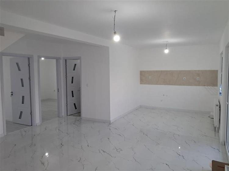 Casă individuală cu 5 camere cu Canalizare în Lumina