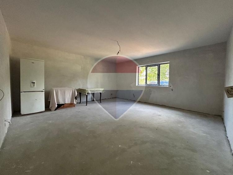 Casă individuală cu 7 camere cu Teren 800 Mp în Măineasca