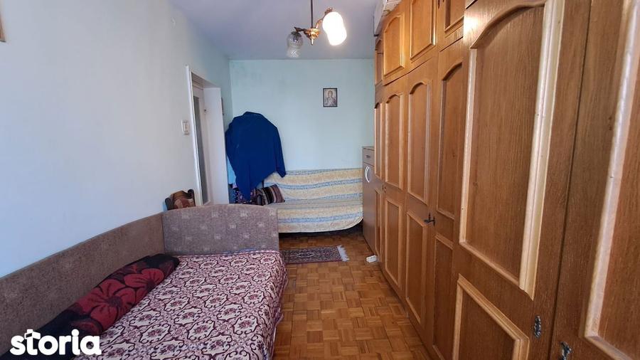 Apartament cu 3 camere semidecomandat în Decebal