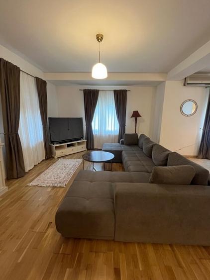 Casă individuală cu 5 camere cu Canalizare în Central
