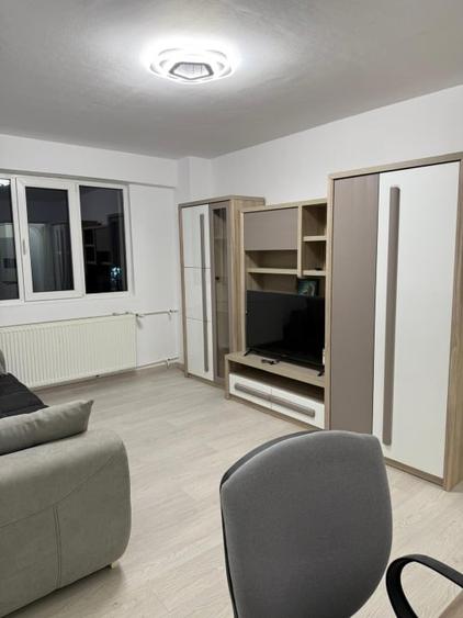 Apartament cu 2 camere semidecomandat, mobilat în Tei