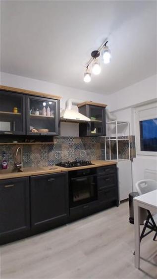 Apartament cu 3 camere decomandat, mobilat în Basarabia