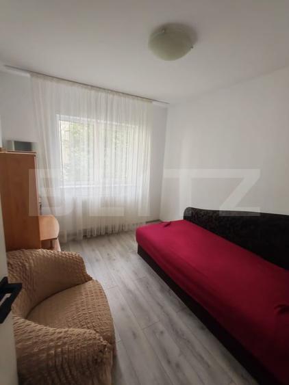 Apartament cu 3 camere semidecomandat, mobilat în Hărmanului
