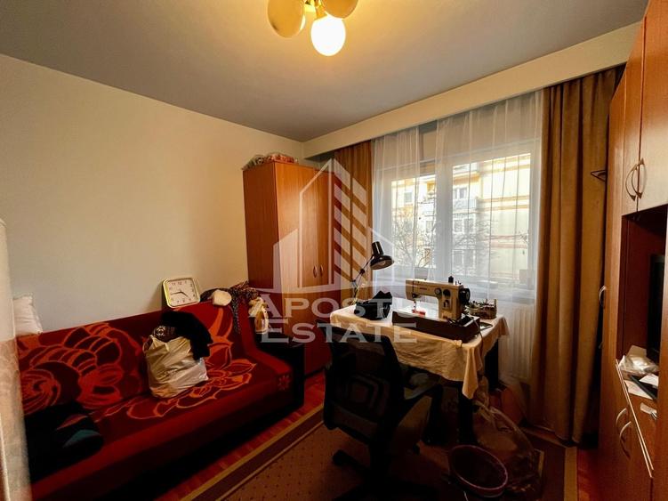 Apartament cu 3 camere semidecomandat, mobilat în Lipovei
