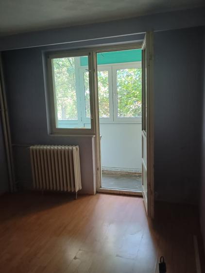Apartament cu 4 camere semidecomandat în Exterior Vest