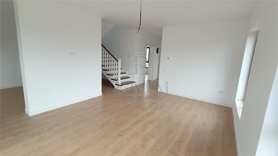 Duplex cu 5 camere cu Canalizare în Dumbrăvița