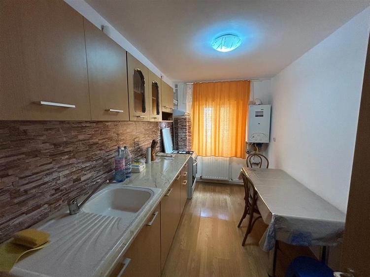 Apartament cu 3 camere decomandat, mobilat în Brăilei