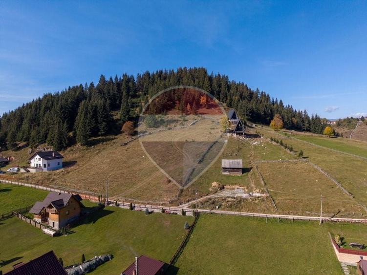 Teren Construcții intravilan de 4500 mp, în Fundata