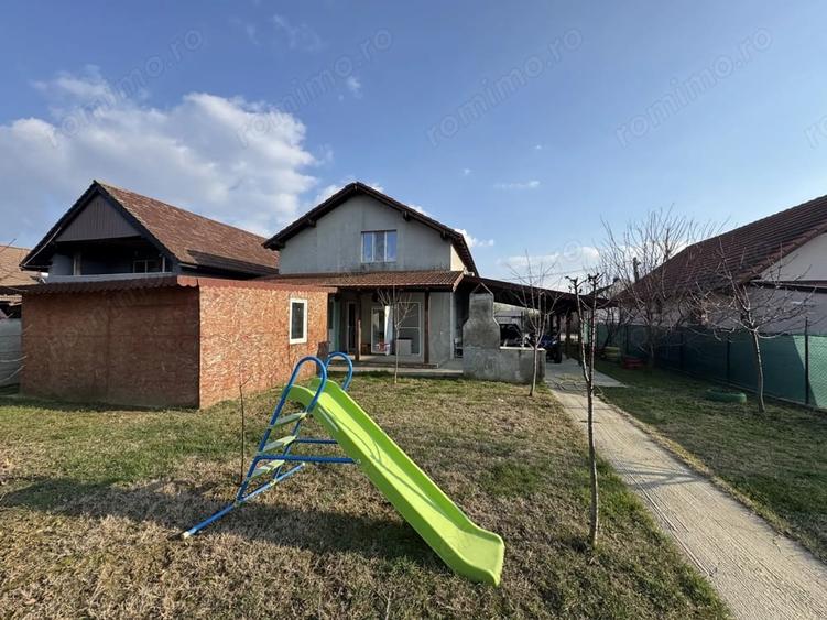 Casă cu 4 camere cu Teren 500 Mp în Sânmihaiu Român