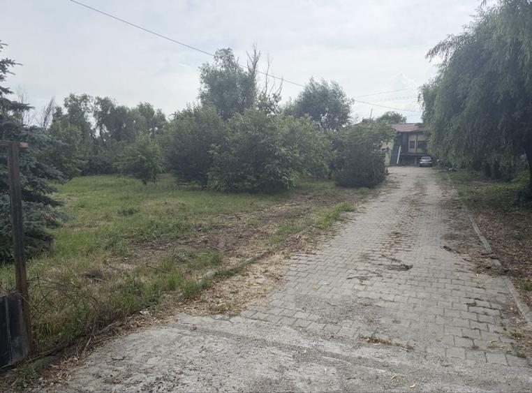 Casă cu 4 camere în 1 Decembrie
