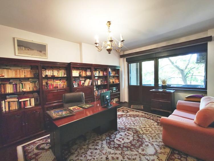 Apartament cu 4 camere semidecomandat în P-ța Rosetti