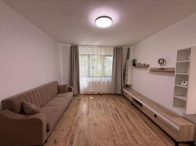 Apartament cu 3 camere semidecomandat în Alexandru cel Bun