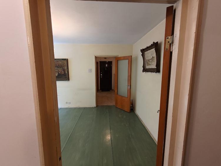 Apartament cu 3 camere semidecomandat în Drumul Taberei