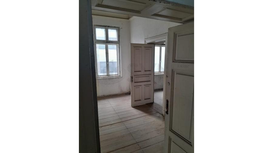 Casă individuală cu 17 camere cu Teren 566 Mp în P-ța Unirii