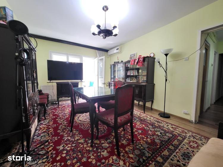 Apartament cu 3 camere decomandat în Titan