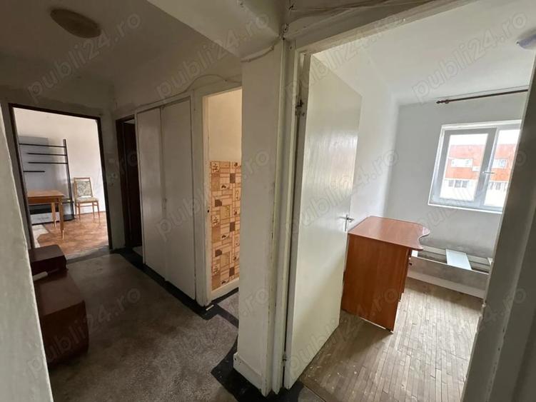 Apartament cu 3 camere semidecomandat în Central