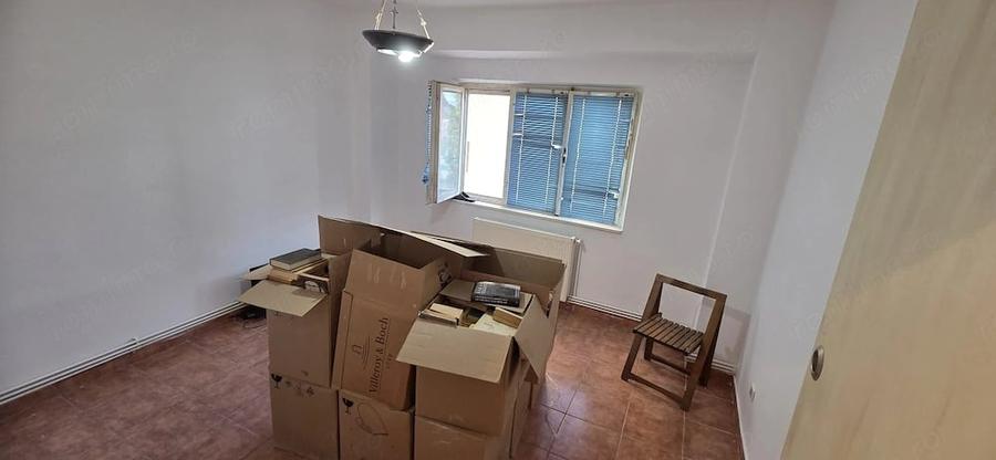 Apartament cu 3 camere semidecomandat în Vest