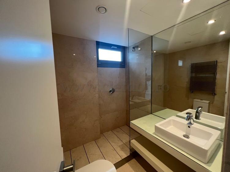 Apartament cu 4 camere semidecomandat în Kiseleff