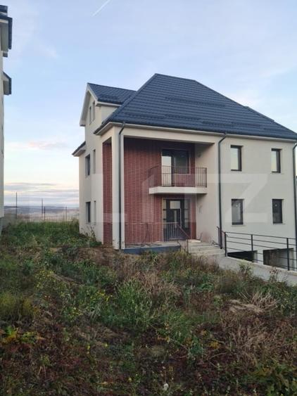 Casă individuală cu 5 camere cu Canalizare în Dezmir