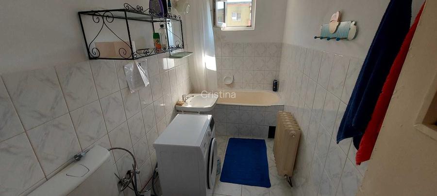 Ofer spre vanzare un apartament semidecomandat, situat la etajul 3 al unui bloc din Turda, judetul Cluj.