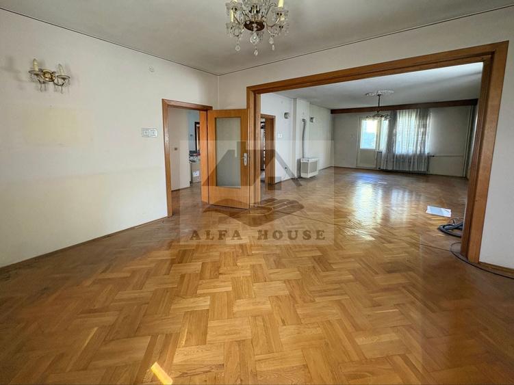 Casă individuală cu 10 camere cu Canalizare în Centrul Civic
