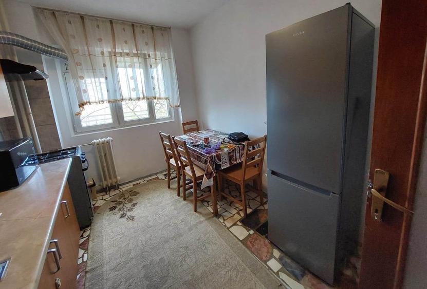 Apartament cu 3 camere decomandat, mobilat în Costin Georgian