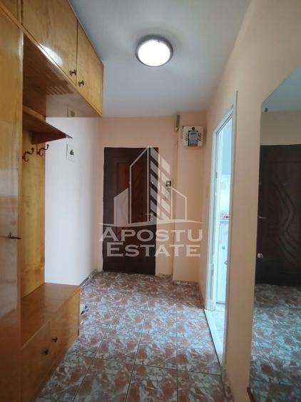 Apartament cu 3 camere semidecomandat, mobilat în Complex Studențesc