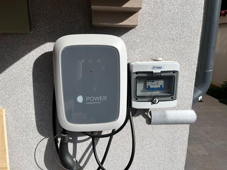 Casă individuală cu 10 camere cu Canalizare în Tineretului