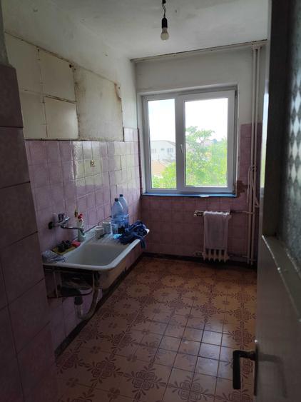 Apartament cu 3 camere decomandat în Km 4