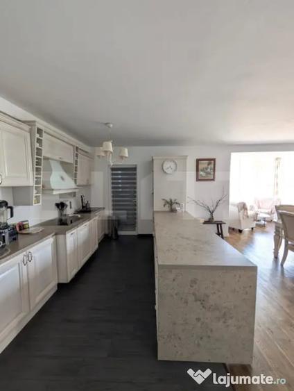 Apartament cu 4 camere semidecomandat în Florești