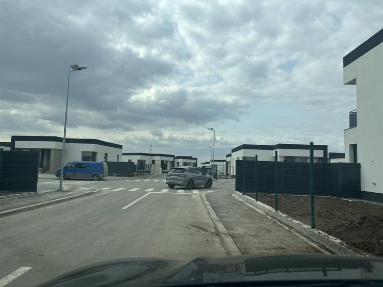 Casă cu 4 camere cu Teren 350 Mp în Berceni