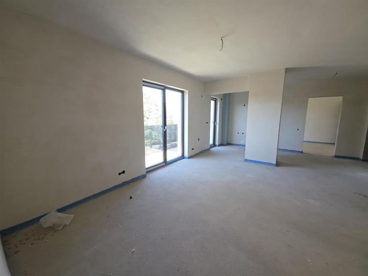 Apartament cu 3 camere semidecomandat în Mărăști