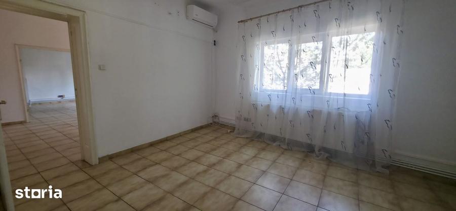 Apartament cu 3 camere nedecomandat în Centrul Civic
