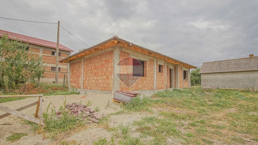 Casă cu 4 camere cu Teren 365.5 Mp în Hălchiu