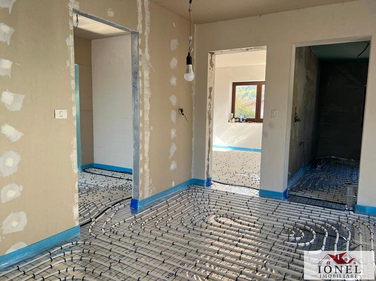 Casă individuală cu 5 camere cu Teren 833 Mp în Est
