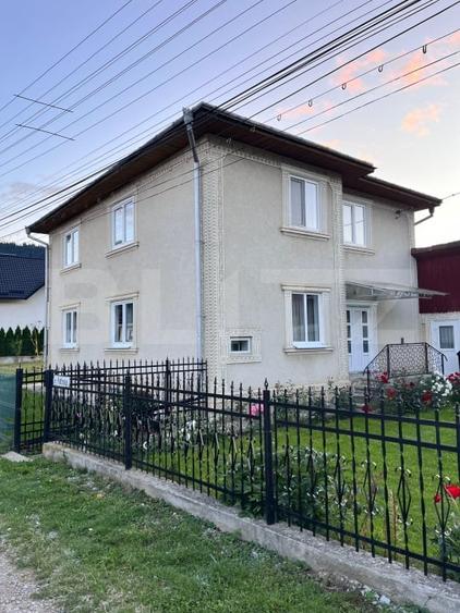 Casă de vânzare, 8 camere, 263 mp + 400 mp teren, în Câmpulung Moldovenesc - 1