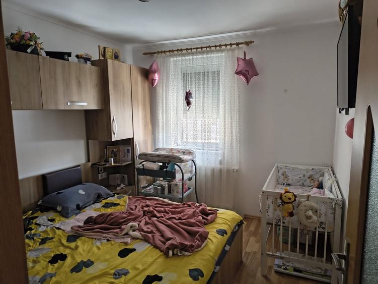 Apartament cu 3 camere semidecomandat, mobilat în Baciu