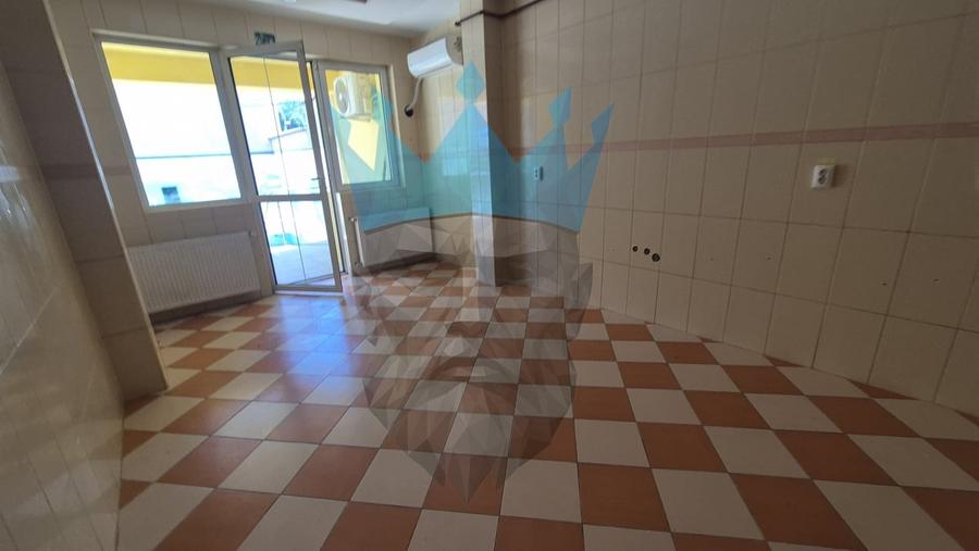 Casă individuală cu 8 camere cu Teren 220 Mp în Tineretului