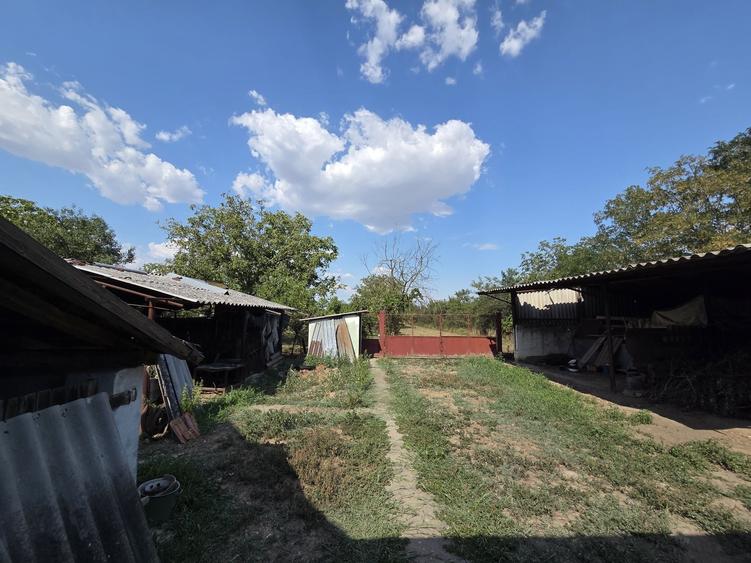 Casă cu 4 camere în Pădureni