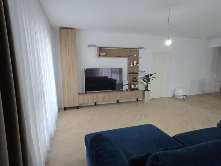 Apartament cu 3 camere, mobilat în Băneasa