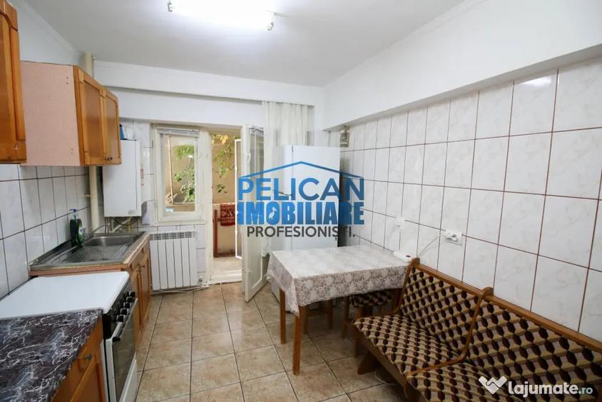 Apartament cu 3 camere decomandat în Pelican