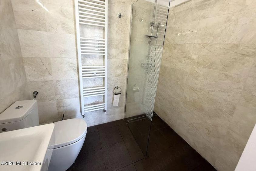 Apartament cu 6 camere decomandat în Polonă