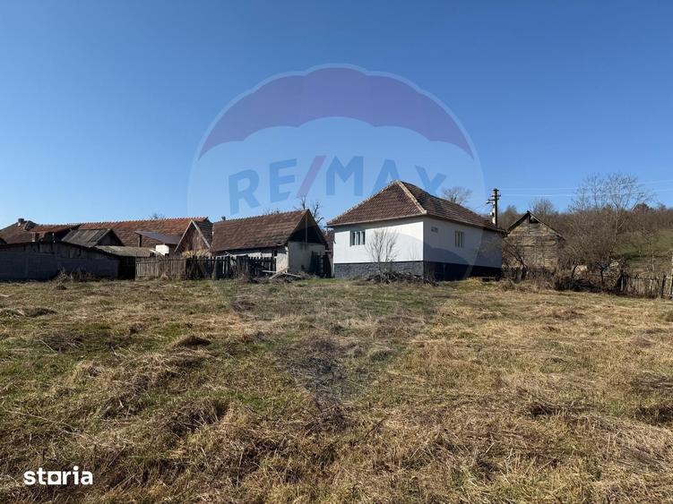 Casă cu 2 camere cu Teren 2002 Mp în Livada
