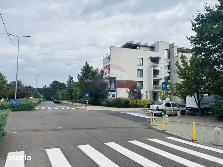 Apartament cu 4 camere semidecomandat, mobilat în Băneasa