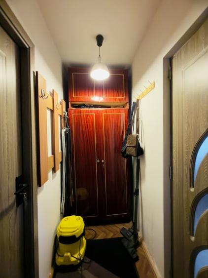Apartament cu 3 camere semidecomandat, mobilat în Girocului