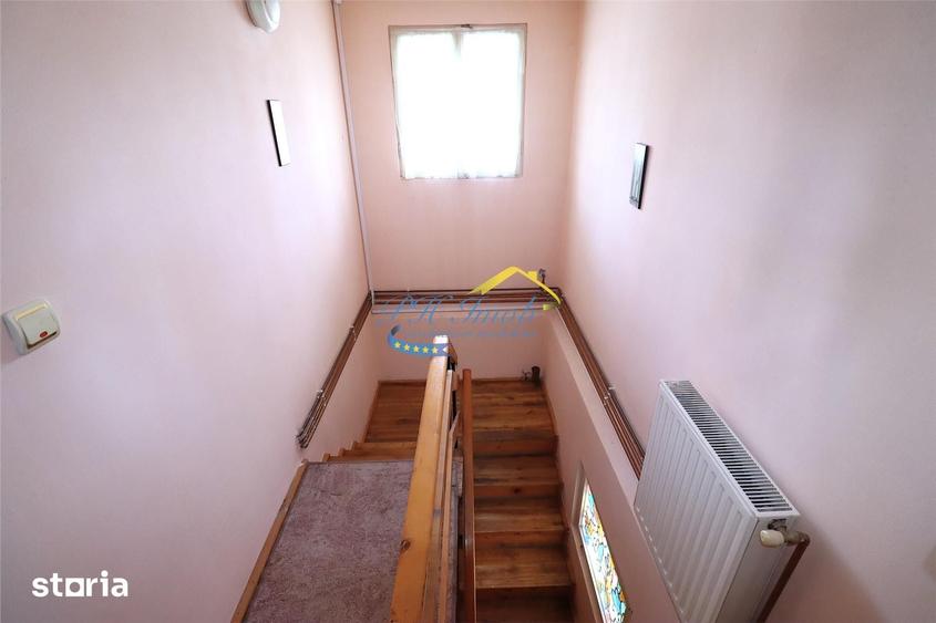 Casă cu 7 camere cu Teren 463 Mp în Central