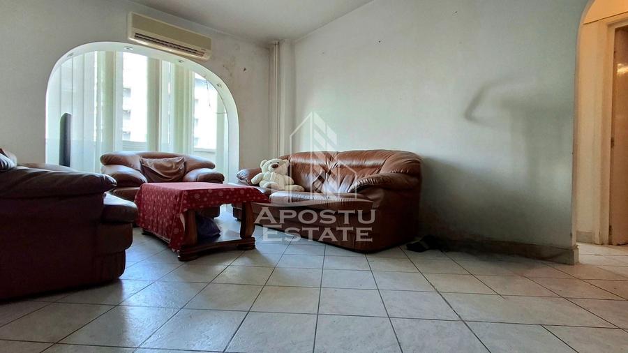 Apartament cu 4 camere semidecomandat, mobilat în Micălaca